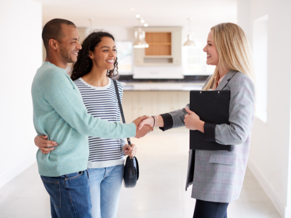 eal-estate-agent-shaking-hands-with-client-in-new-home